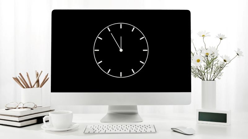 zegar wyświetlony na ekranie komputera mac